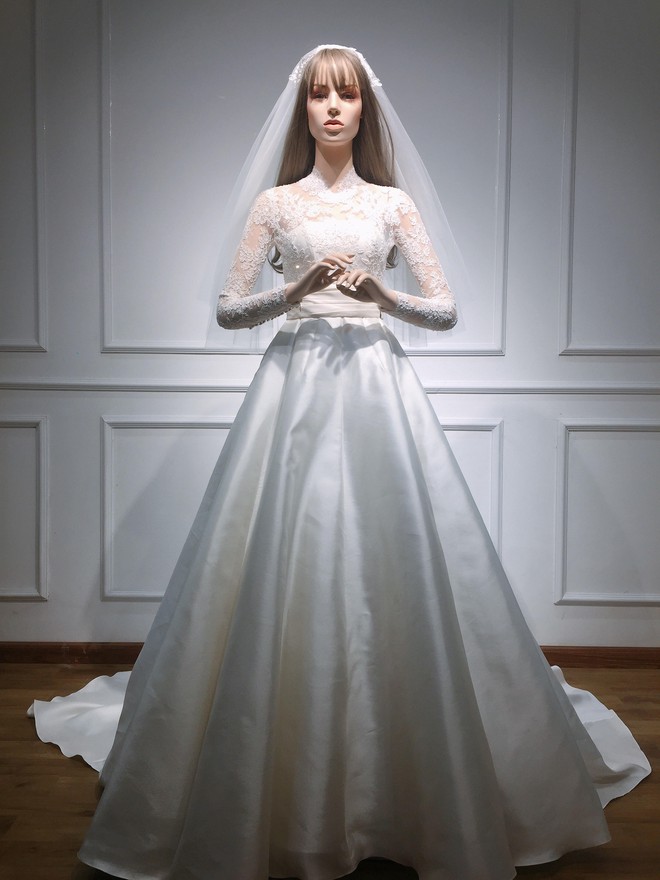 Bạn c&oacute; nhận ra v&aacute;y cưới của Hoa hậu Thu Thảo giống v&aacute;y cưới của C&ocirc;ng nương Grace Kelly đến bất ngờ? - Ảnh 4.