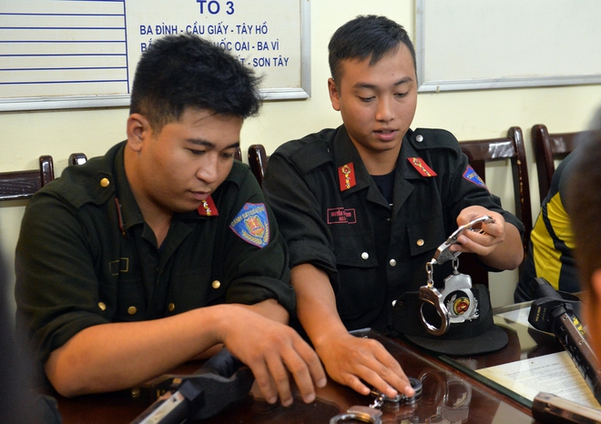 H&agrave; Nội ra qu&acirc;n tổng kiểm tra, kiểm so&aacute;t h&agrave;nh ch&iacute;nh trong đ&ecirc;m: Đang ngồi uống nước, bị mời về phường v&igrave; kh&ocirc;ng mang giấy tờ tuỳ th&acirc;n - Ảnh 4.