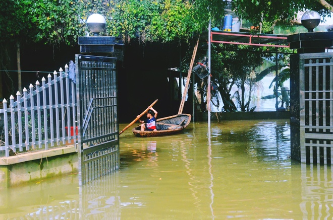 Người dân Thanh Hóa bị cô lập vì mưa lũ: 5 ngày rồi chúng tôi chỉ ngồi trong thuyền, chơi vơi giữa nhà cố vớt vát ít tài sản... - Ảnh 2.