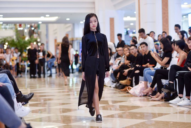 Mới 10 tuổi, cô bé này đã đăng ký casting Vietnam International Fashion Week và nổi bật lấn lướt người lớn với thần thái sắc lạnh - Ảnh 1.