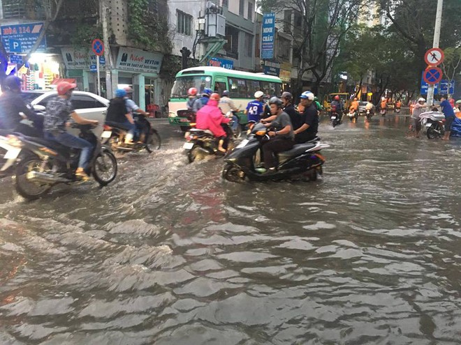 Dù trời mưa nhỏ nhưng nhiều tuyến đường ở trung tâm Sài Gòn vẫn ngập như sông - Ảnh 5.