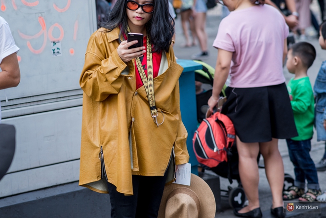 Street style ng&agrave;y đầu VIFW: Giới trẻ H&agrave; Nội ăn vận lồng lộn hơn hẳn năm trước, c&aacute;c nh&oacute;c t&igrave; mặc chất g&acirc;y b&atilde;o phố đi bộ - Ảnh 19.
