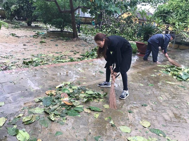 Phạm Hương về miền Trung giữa lúc bão lũ, quét sân phát quà giúp đỡ đồng bào - Ảnh 5.