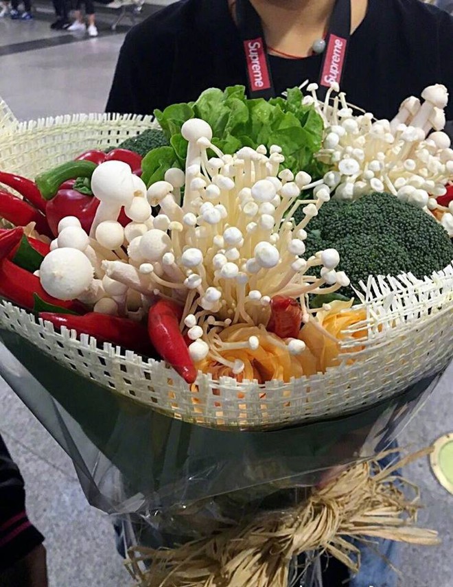 Lầy như fan Trần Vỹ Đ&igrave;nh: Tặng idol b&oacute; hoa rực rỡ to&agrave;n rau củ v&agrave; nấm để... nấu lẩu - Ảnh 3.