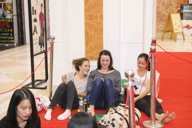 Khai trương H&M Hà Nội: Có hơn 2.000 người đổ về, các bạn trẻ vẫn phải xếp hàng dài chờ được vào mua sắm - Ảnh 41.