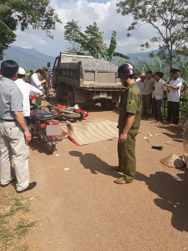 Hòa Bình: Đâm trúng người phụ nữ đi bộ gánh cỏ sau đó ngã văng xuống đường, cô gái bị xe tải cán tử vong - Ảnh 2.