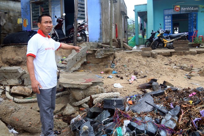 Nhiều người dân Đà Nẵng sống thấp thỏm trong những ngôi nhà bị sóng biển “ăn” đến tận vách - Ảnh 4.