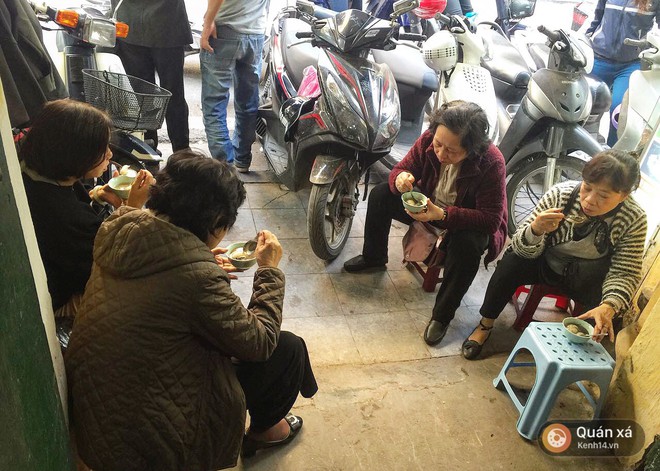 Vừa mở được 20 phút quán bánh trôi nhà bác Phạm Bằng đã tấp nập, có khách mua đến 20 bát - Ảnh 3.