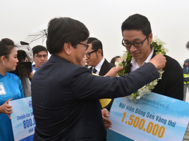 Vừa xuống s&acirc;n bay, h&agrave;nh kh&aacute;ch ngỡ ng&agrave;ng khi được tặng hoa, chụp ảnh v&igrave; l&agrave; kh&aacute;ch bay thứ 94 triệu - Ảnh 4.