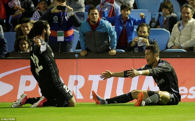 Ronaldo lập cú đúp, Real chạm tay vào chức vô địch La Liga - Ảnh 6.