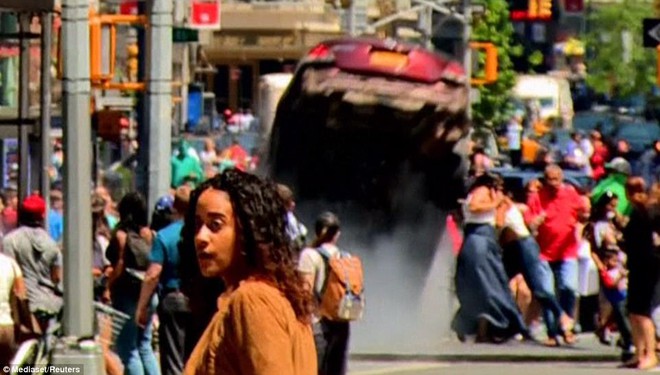 Video: Khoảnh khắc xe điên bay khỏi mặt đất khi lao vào đám đông ở Quảng trường Thời Đại - Ảnh 3.