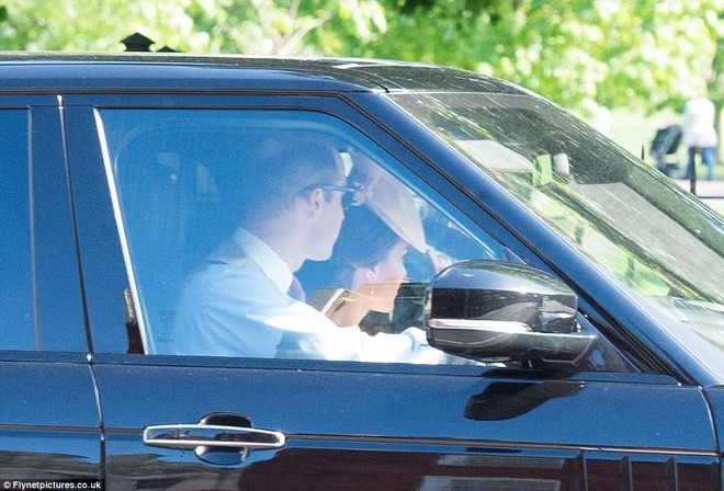 Công nương Kate và Hoàng tử William lái xe đến dự đám cưới bạc tỷ của em gái - Ảnh 1.