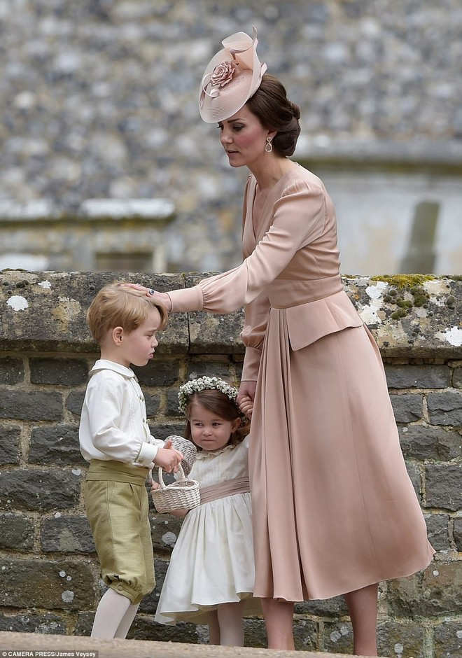 Đây có phải là nguyên nhân khiến Hoàng tử nhí Anh Quốc bị mẹ Kate mắng đến phát khóc trong lễ cưới của dì ruột? - Ảnh 4.