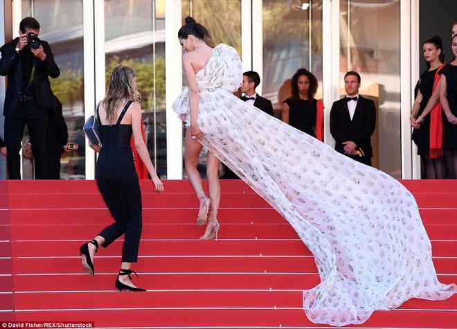 Mặc đẹp làm gì, cứ mang váy quét cả thảm đỏ Cannes như Kendall thì bảo đảm hot nhất! - Ảnh 6.