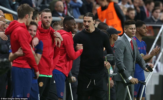 Dàn sao Man Utd cực ngầu chống nạng, đóng vest nhận Cúp vô địch - Ảnh 1.