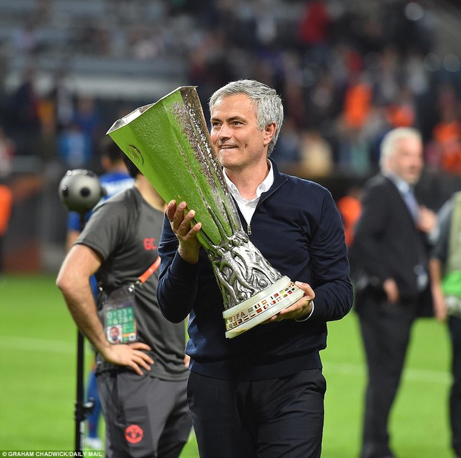 Bố con Mourinho ôm nhau ngã vật xuống sân sau khi Man Utd vô địch Europa League - Ảnh 5.