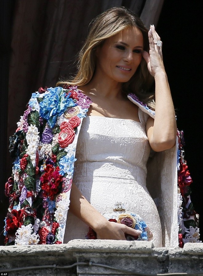 Đệ nhất phu nhân Mỹ Melania Trump gây choáng với áo khoác ngàn hoa có giá gần 1,2 tỷ đồng - Ảnh 8.