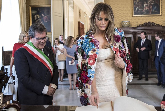 Đệ nhất phu nhân Mỹ Melania Trump gây choáng với áo khoác ngàn hoa có giá gần 1,2 tỷ đồng - Ảnh 5.