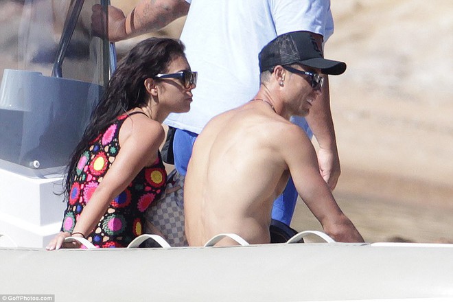 Ronaldo thuê du thuyền đưa bạn gái và con trai đi nghỉ mát - Ảnh 8.