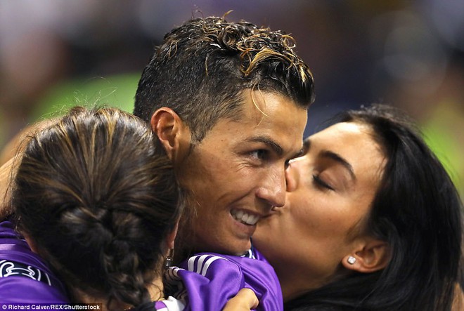 Ronaldo tặng huy chương vô địch cho bạn gái Georgina - Ảnh 5.