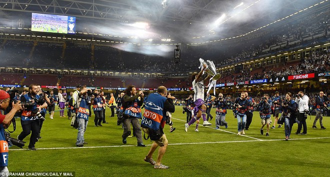 Ronaldo bật khóc sau khi hóa siêu anh hùng giúp Real vô địch Champions League - Ảnh 11.