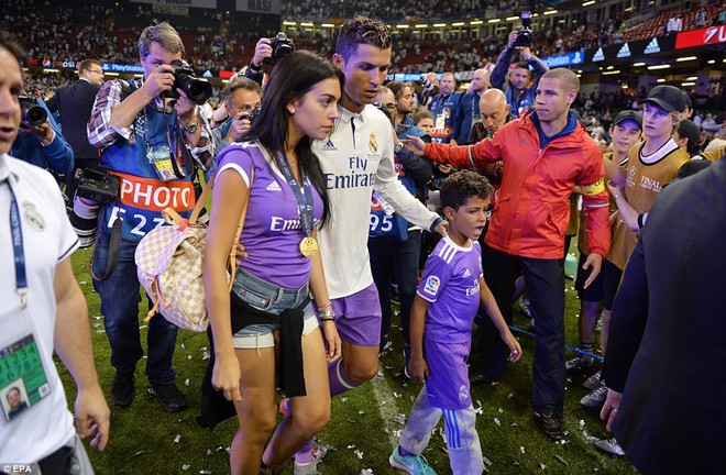 Con trai Ronaldo bật khóc trong ngày bố trở thành siêu huyền thoại - Ảnh 6.