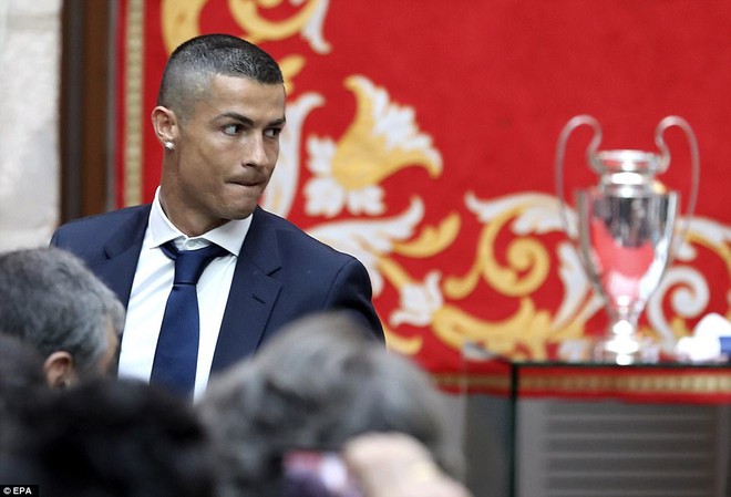 Ronaldo khoe tóc mới, Ramos đội vương miện trong lễ rước Cúp Champions League - Ảnh 13.