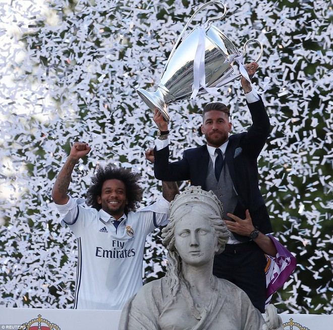 Ronaldo khoe tóc mới, Ramos đội vương miện trong lễ rước Cúp Champions League - Ảnh 6.