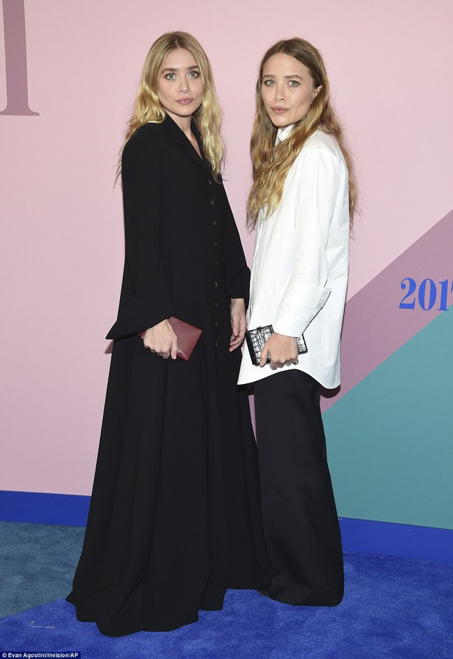 Gigi Hadid xinh đẹp, tươi trẻ hơn cả Bella tr&ecirc;n thảm đỏ d&ugrave; lớn tuổi hơn em g&aacute;i - Ảnh 17.