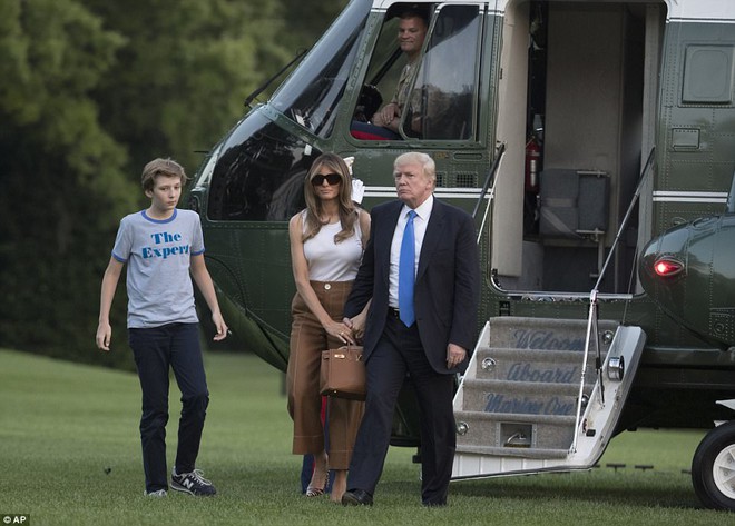 Cậu &uacute;t nh&agrave; Tổng thống Trump gầy g&ograve;, hốc h&aacute;c kh&aacute;c hẳn vẻ điển trai mọi lần khi c&ugrave;ng mẹ chuyển v&agrave;o Nh&agrave; Trắng - Ảnh 7.
