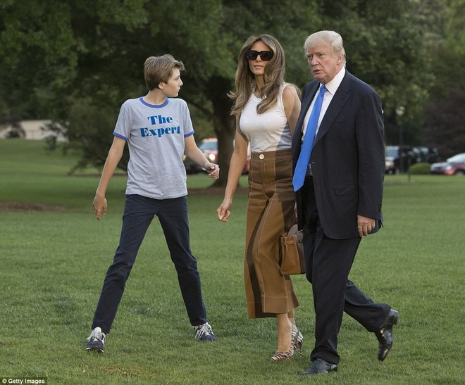 Cậu út nhà Tổng thống Trump gầy gò, hốc hác khác hẳn vẻ điển trai mọi lần khi cùng mẹ chuyển vào Nhà Trắng - Ảnh 3.