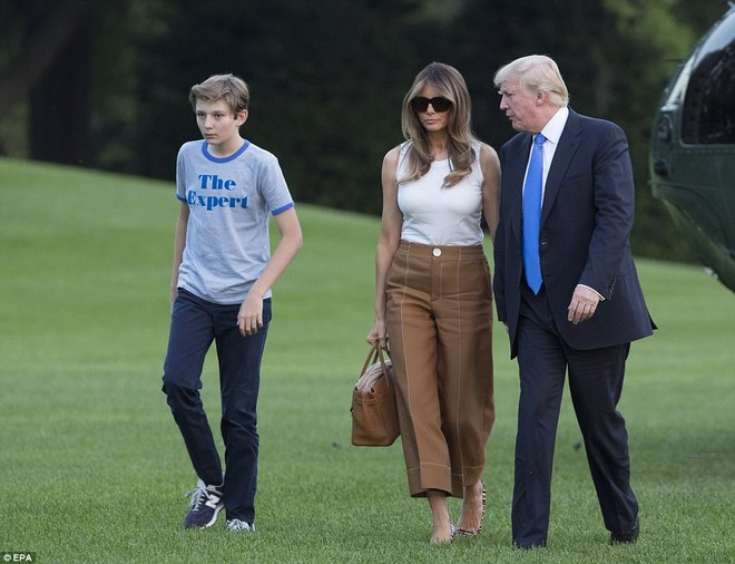 Cậu &uacute;t nh&agrave; Tổng thống Trump gầy g&ograve;, hốc h&aacute;c kh&aacute;c hẳn vẻ điển trai mọi lần khi c&ugrave;ng mẹ chuyển v&agrave;o Nh&agrave; Trắng - Ảnh 2.