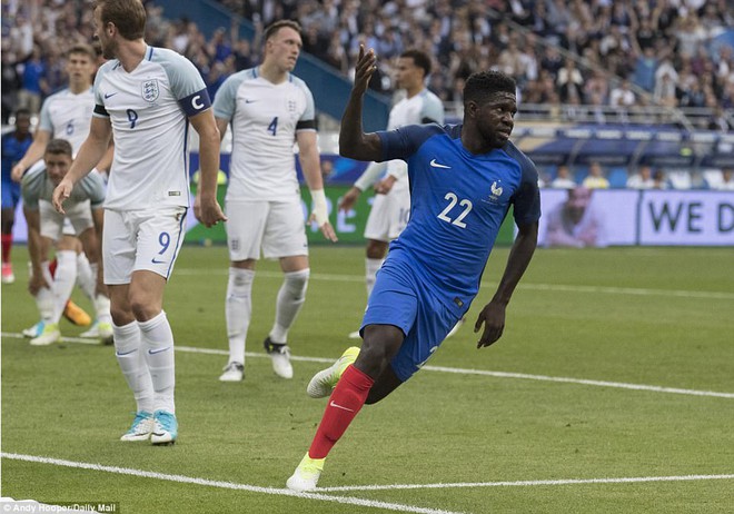 Pháp thắng ngược Anh dù chỉ thi đấu với 10 người và bị thổi penalty - Ảnh 9.