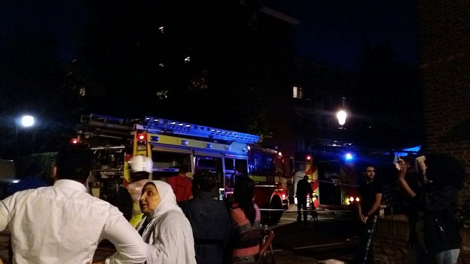 Anh: Tháp 27 tầng bốc cháy dữ dội ở London, nhiều người mắc kẹt - Ảnh 9.