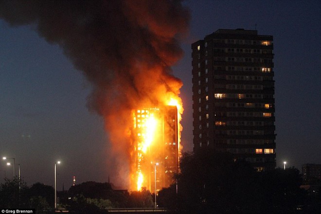 Anh: Tháp 27 tầng bốc cháy dữ dội ở London, nhiều người mắc kẹt - Ảnh 10.