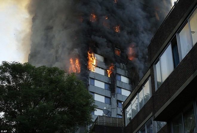 Khung cảnh rợn người sau khi ngọn lửa kinh hoàng nuốt chửng tòa tháp 27 tầng ở London - Ảnh 10.