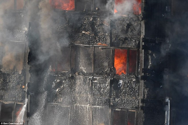 Khung cảnh rợn người sau khi ngọn lửa kinh hoàng nuốt chửng tòa tháp 27 tầng ở London - Ảnh 11.