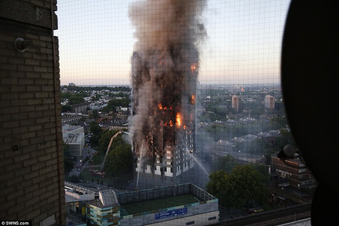 Khung cảnh rợn người sau khi ngọn lửa kinh hoàng nuốt chửng tòa tháp 27 tầng ở London - Ảnh 12.