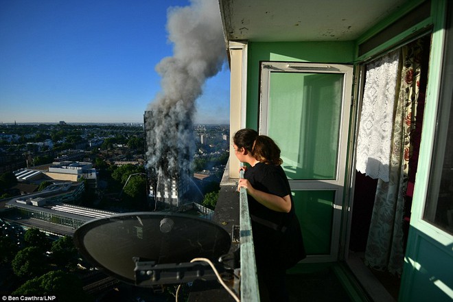Anh: Tháp 27 tầng bốc cháy dữ dội ở London, nhiều người mắc kẹt - Ảnh 13.
