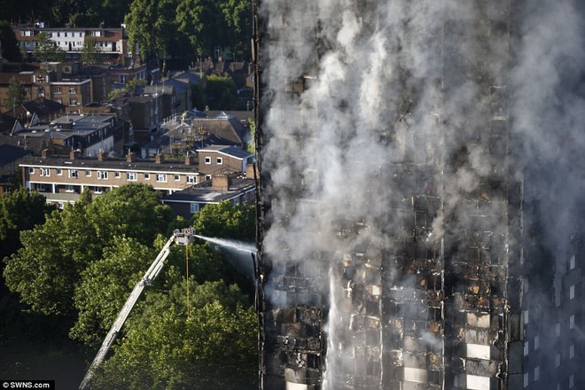 Khung cảnh rợn người sau khi ngọn lửa kinh hoàng nuốt chửng tòa tháp 27 tầng ở London - Ảnh 15.
