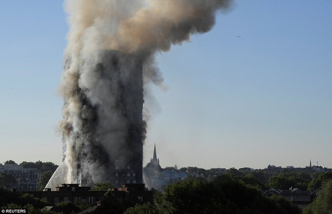 Khung cảnh rợn người sau khi ngọn lửa kinh hoàng nuốt chửng tòa tháp 27 tầng ở London - Ảnh 16.