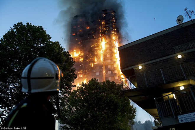 Anh: 600 người có mặt trong tòa tháp 27 tầng khi vụ cháy xảy ra, con số thương vong lớn - Ảnh 2.