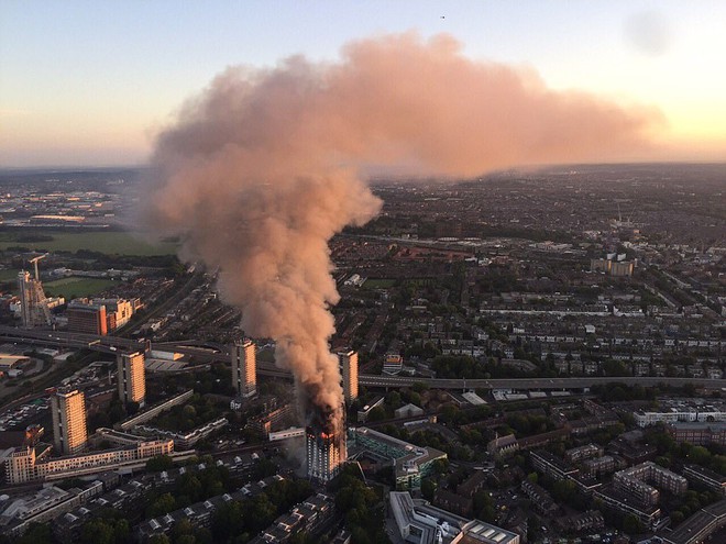 Khung cảnh rợn người sau khi ngọn lửa kinh hoàng nuốt chửng tòa tháp 27 tầng ở London - Ảnh 18.
