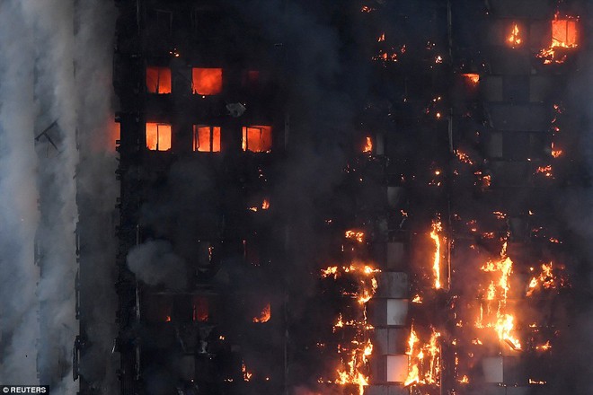 Khung cảnh rợn người sau khi ngọn lửa kinh hoàng nuốt chửng tòa tháp 27 tầng ở London - Ảnh 4.