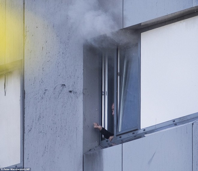 Khung cảnh rợn người sau khi ngọn lửa kinh hoàng nuốt chửng tòa tháp 27 tầng ở London - Ảnh 19.