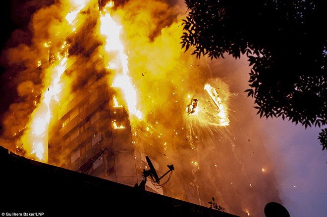 Bình minh đẫm nước mắt của người dân Anh sau vụ cháy kinh hoàng ở tòa tháp 27 tầng - Ảnh 2.
