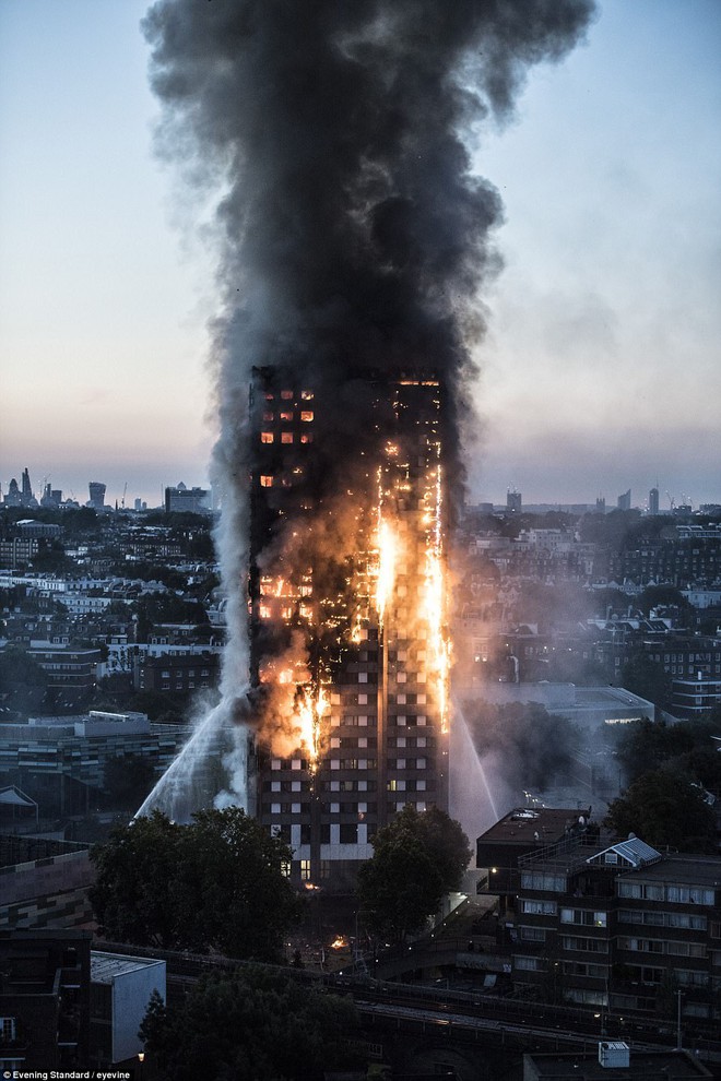 Những hình ảnh ấm áp tình người sau vụ hỏa hoạn kinh hoàng tại tòa tháp 27 tầng ở London - Ảnh 1.