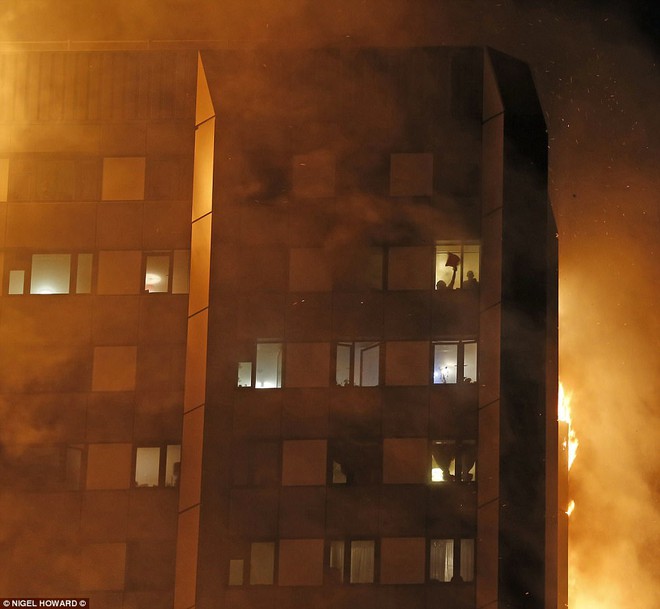 Không một ai ở 3 tầng trên cùng sống sót: Những thi thể đầu tiên được đưa ra khỏi tòa tháp 27 tầng sau vụ cháy - Ảnh 6.