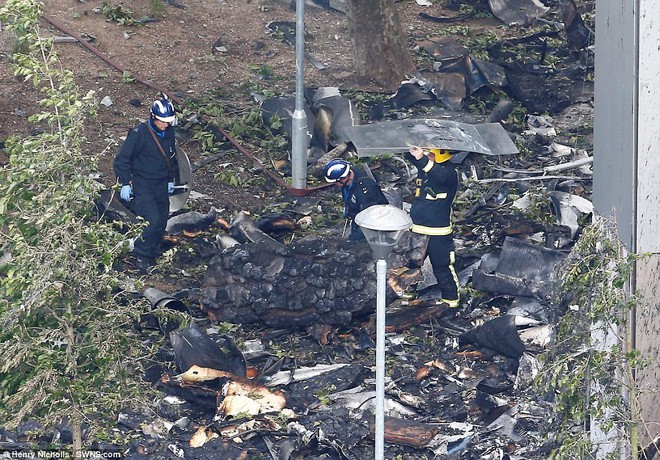 Thi thể nạn nhân vụ cháy được đưa ra khỏi tòa tháp ở London, số người chết tăng lên 30 người - Ảnh 8.