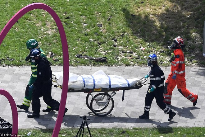 Thi thể nạn nhân vụ cháy được đưa ra khỏi tòa tháp ở London, số người chết tăng lên 30 người - Ảnh 2.